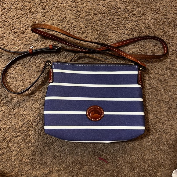 Dooney & Bourke Handbags - Dooney & Bourke crossbody pouchette